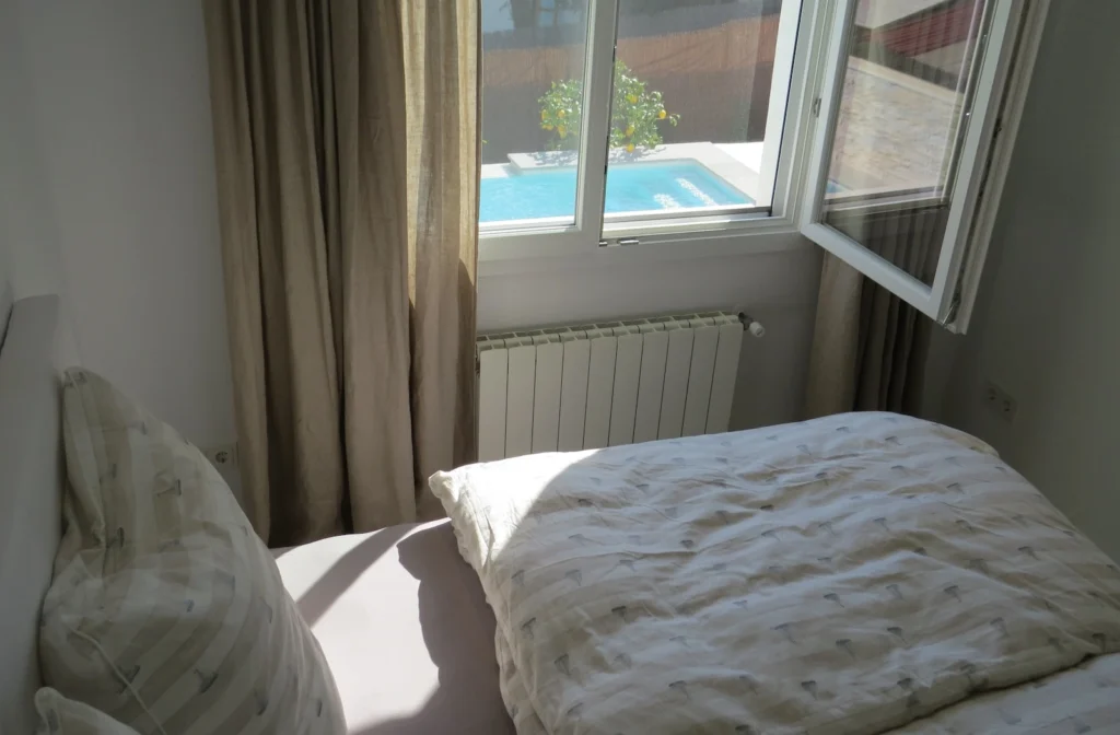 Villa Oliva - Gästezimmer im EG mit Doppelbett und Sicht auf den Pool