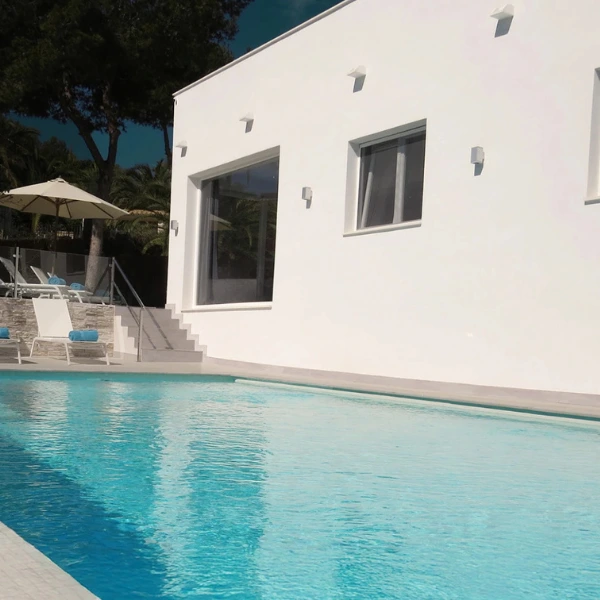 Infinity Pool der Villa Oliva mit Haus im Hintergrund