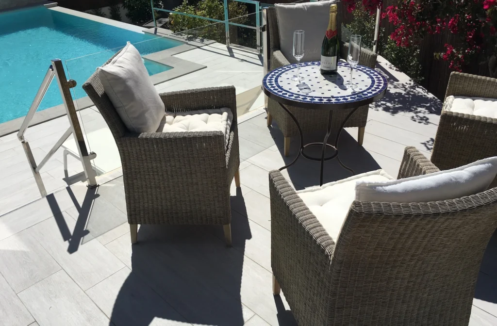 Villa Oliva - Sitzgruppe mit Blick auf Pool an der oberen Terrasse