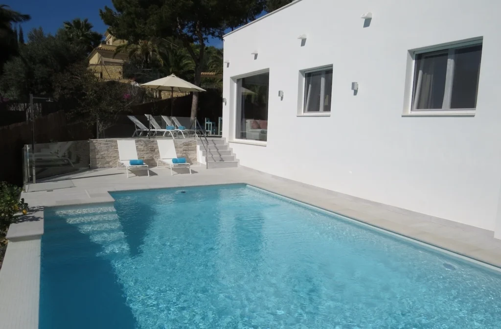 Infinity Pool der Villa Oliva mit Pooleinstieg und Haus