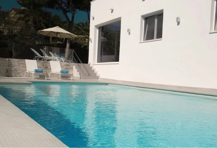 Infinity Pool der Villa Oliva mit Haus im Hintergrund