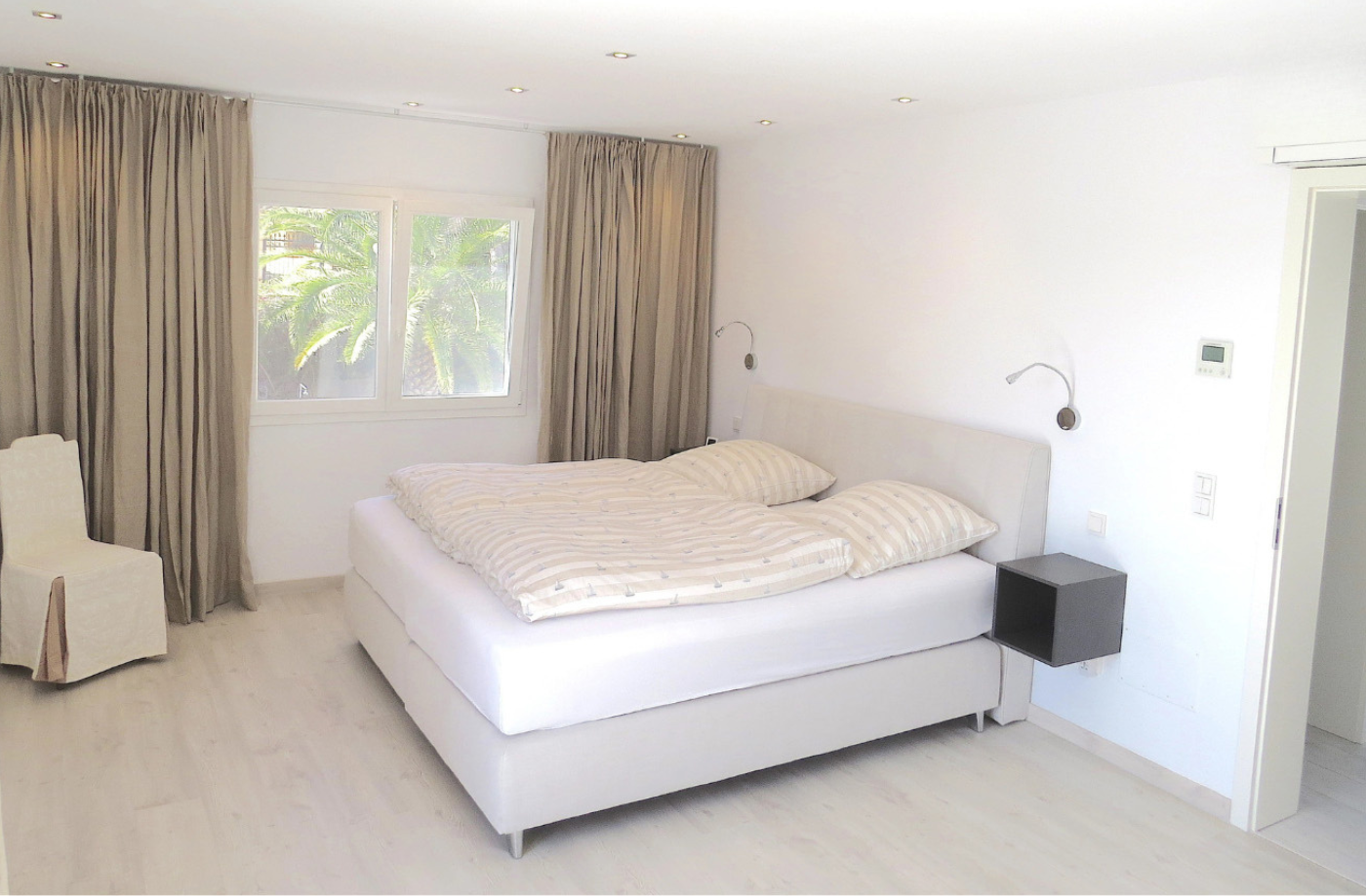 Grosses modernes Master Schlafzimmer der Villa Oliva mit King Size Bett