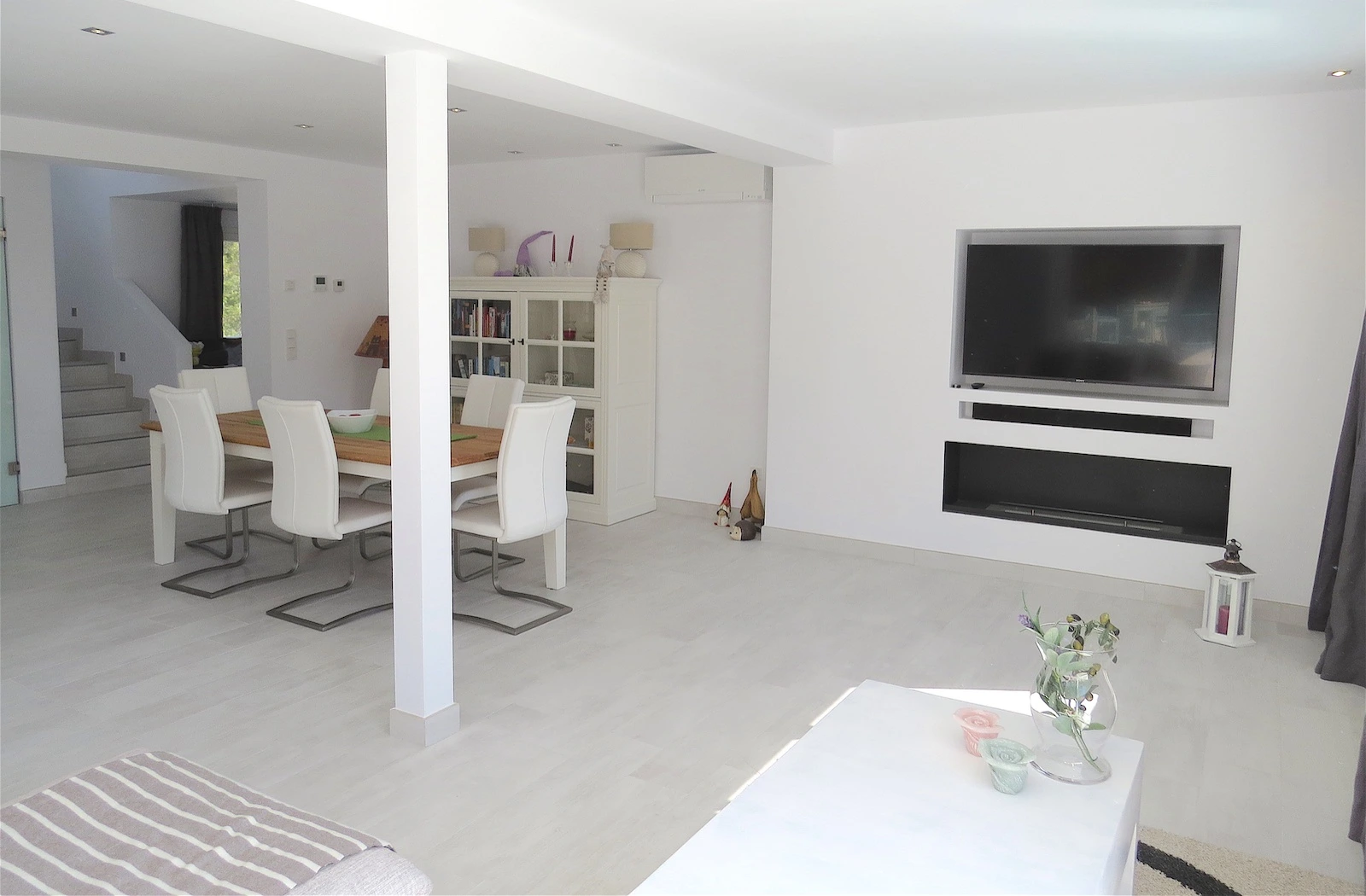 Villa Oliva - Wohnzimmer mit Blick auf den offenen Kamin