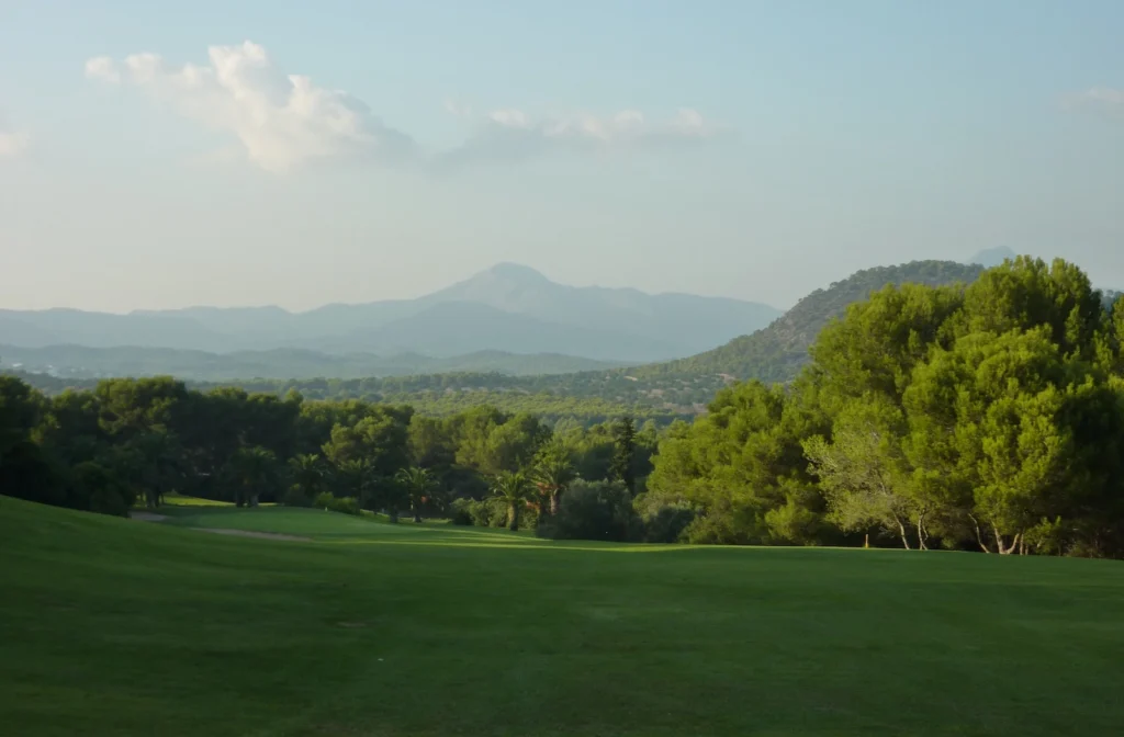 Blick über den Golfplatz von Poniente mit Tramuntana im Hintergrund