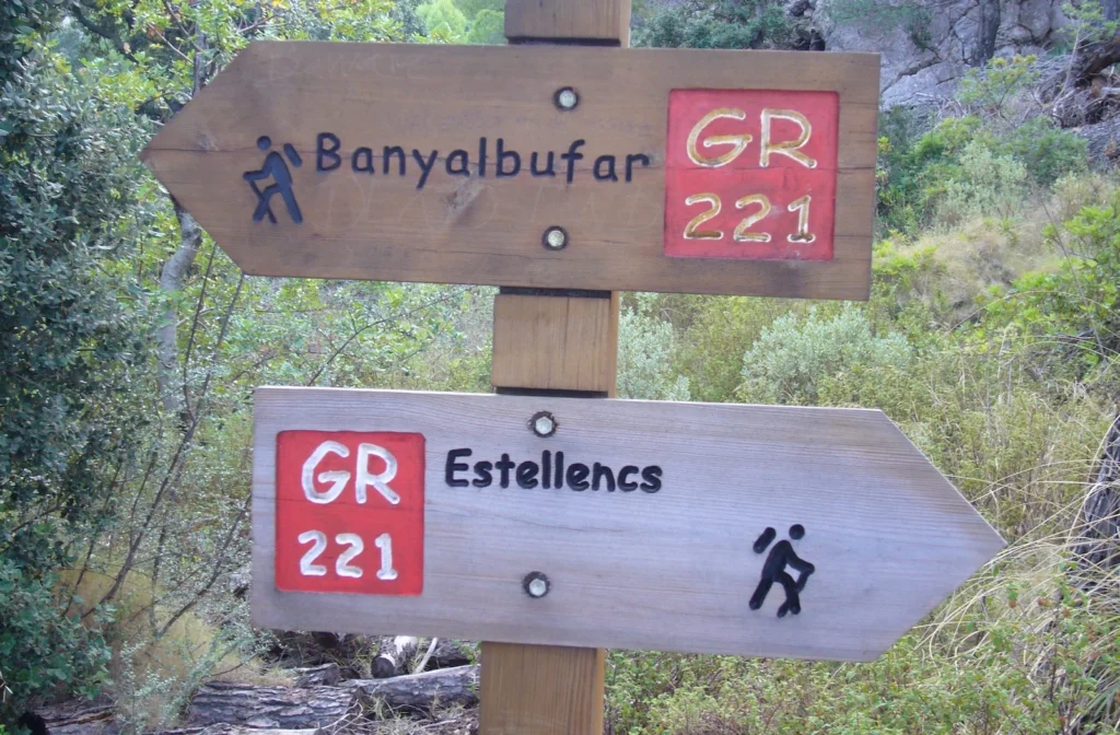 Wegweiser bei einer Wanderung im Südwesten von Mallorca